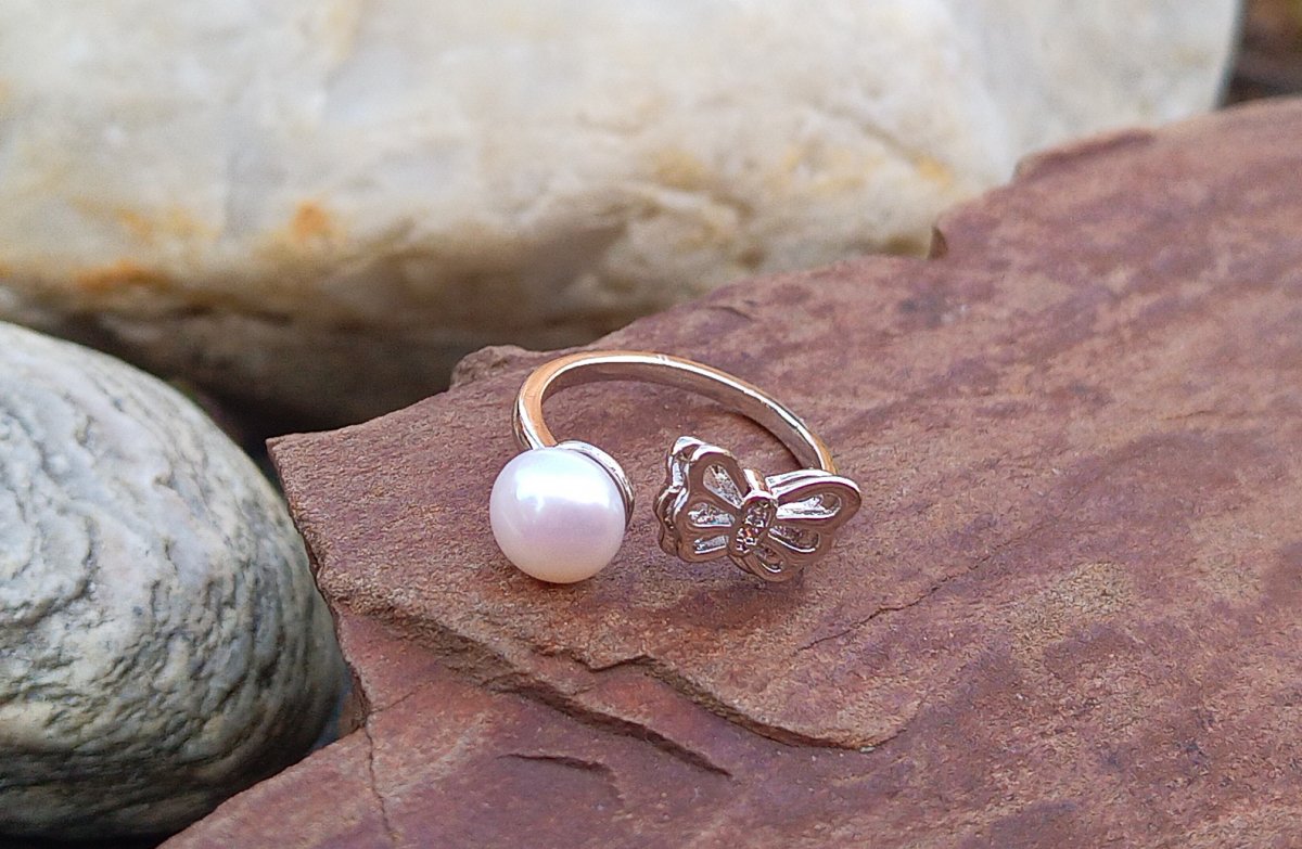 Na motýlích křídlech, prsten s bílou říční perlou