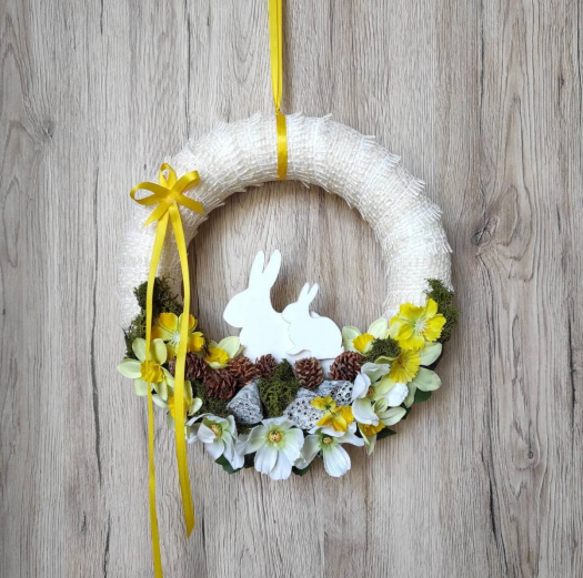 Velikonoční věnec se zajíčky
