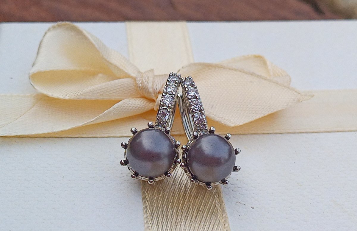 Elegance, která rozzáří váš den: Stříbřité náušnice s pravými říčními perlami, kód 129