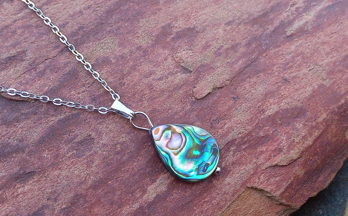 Záře oceánu: Náhrdelník s abalone perletí a chirurgickou ocelí