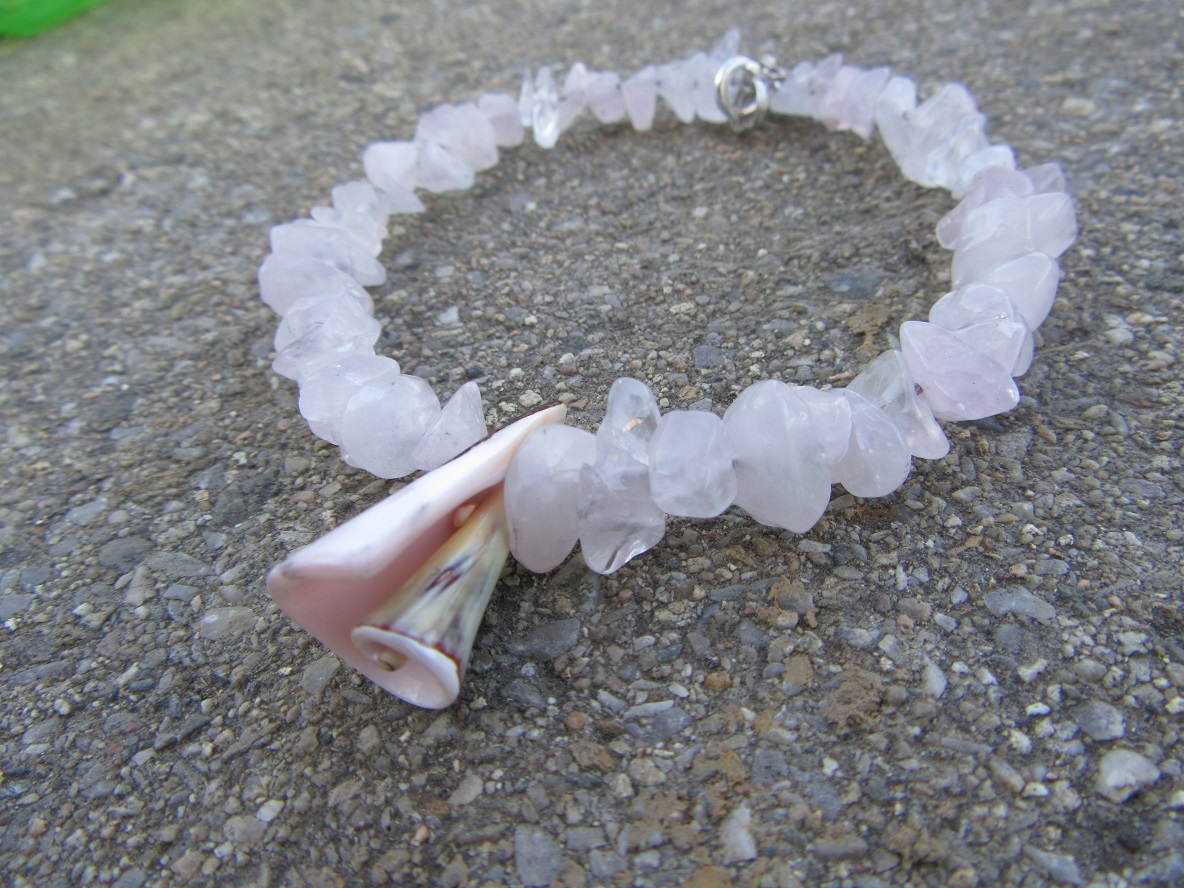 Náramek z růženinu