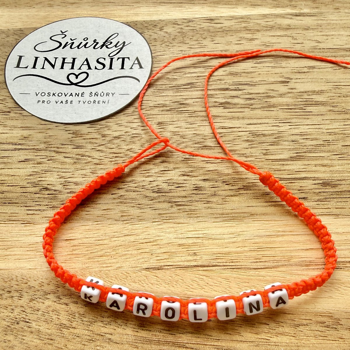 Náramek se jménem na přání - zavazování očko-šňůrky/Linhasita