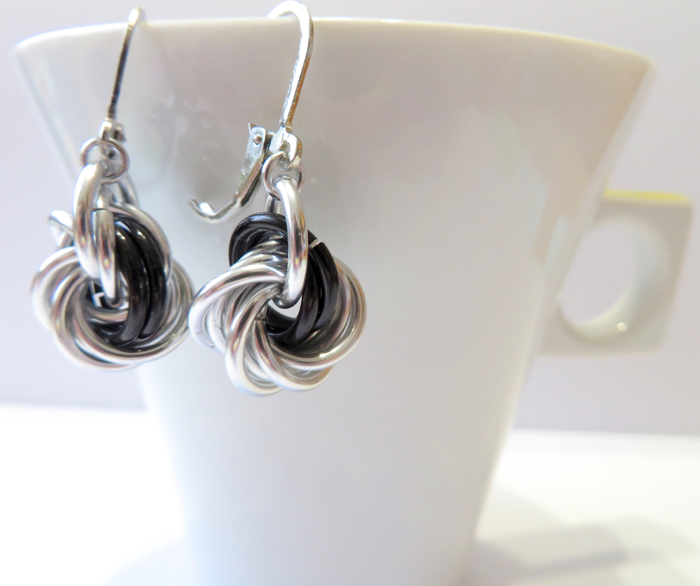 Zamotané uzlíky s černou