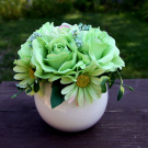 Zelené růže a gerbery v bílé  keramické kouli_dekorace na stůl