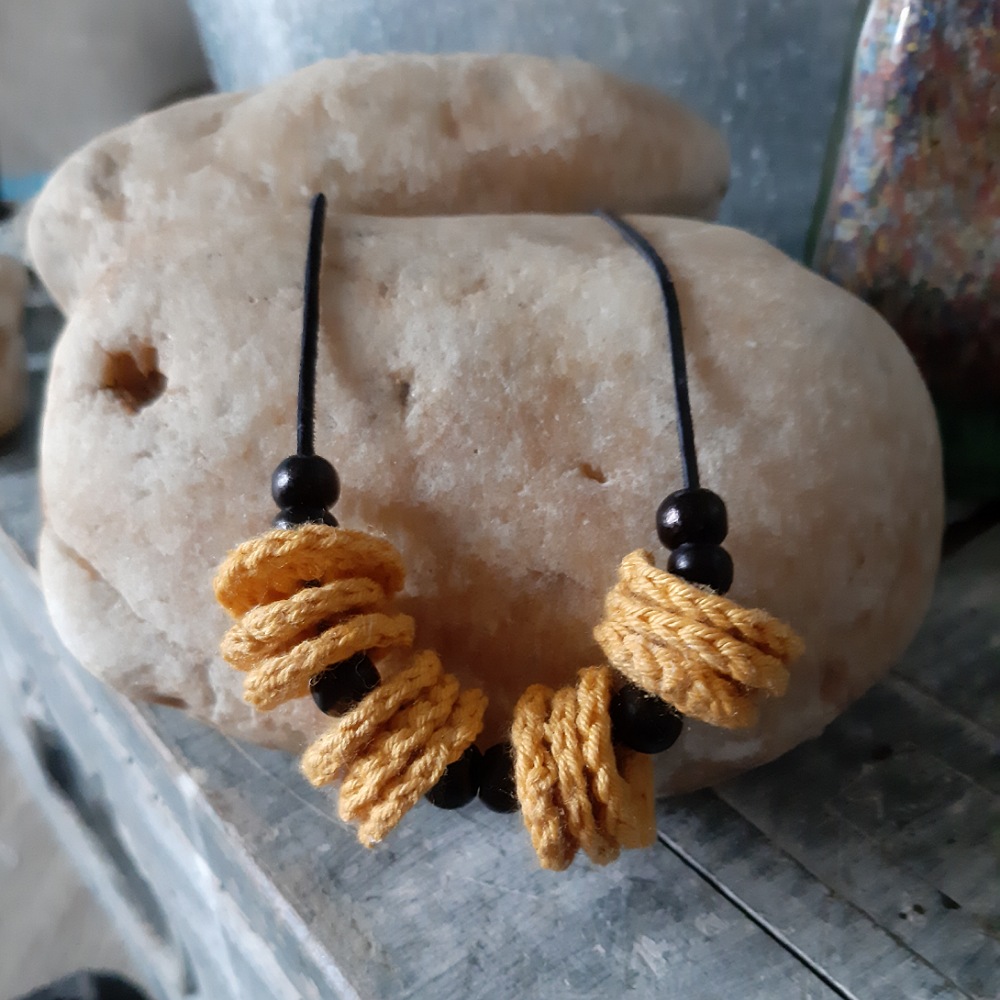 Háčkovaný náhrdelník v hořčicové 