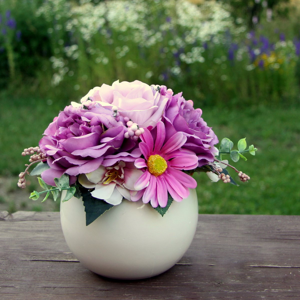 O růžové Karkulce_růže v bílé keramické kouli