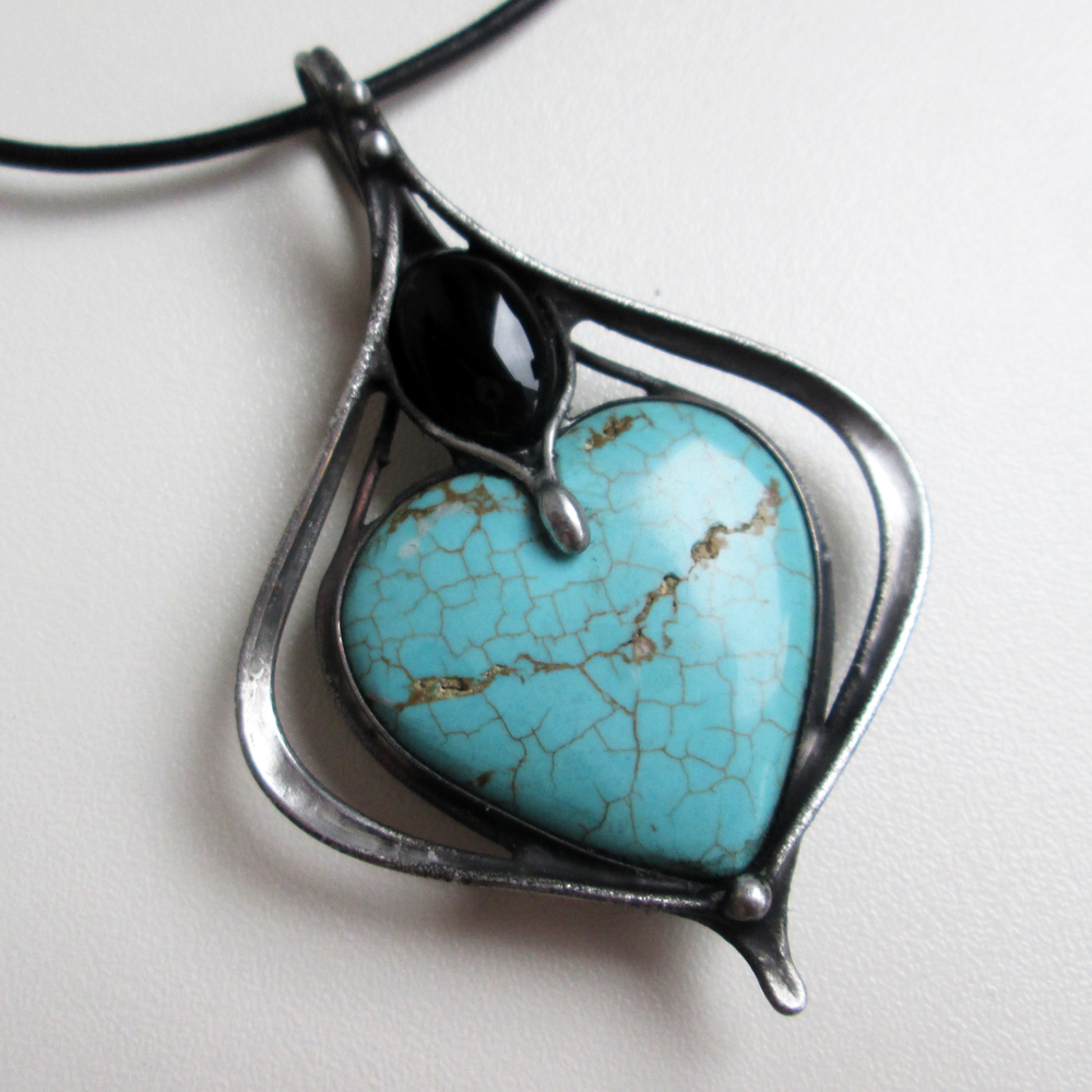 Tyrkenitové srdce s onyxem