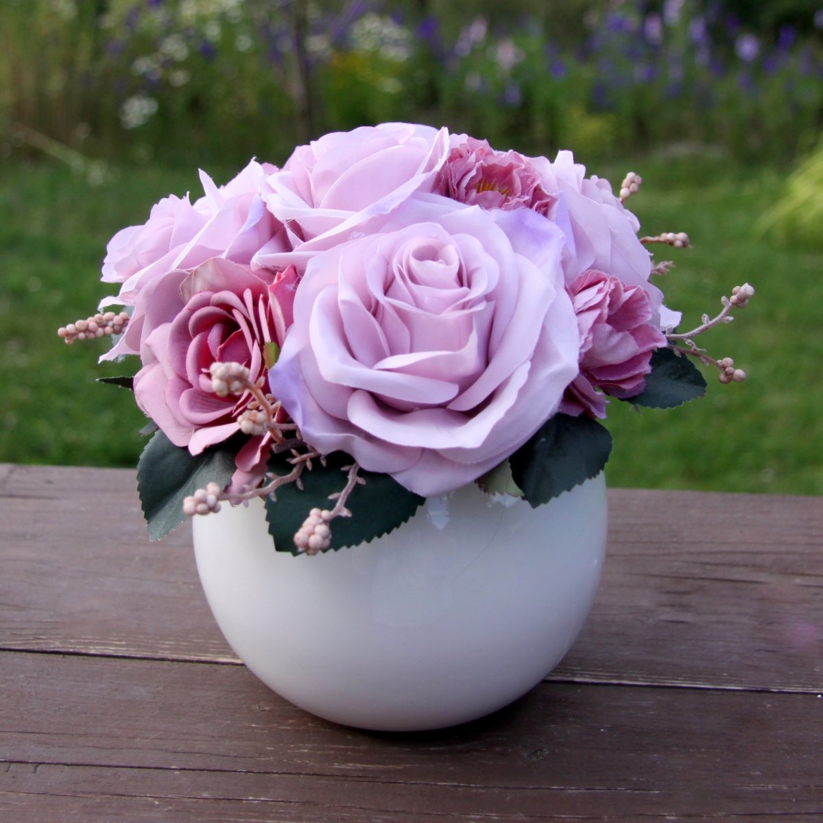 Kytice pudrových růží v bílé lesklé keramické kouli