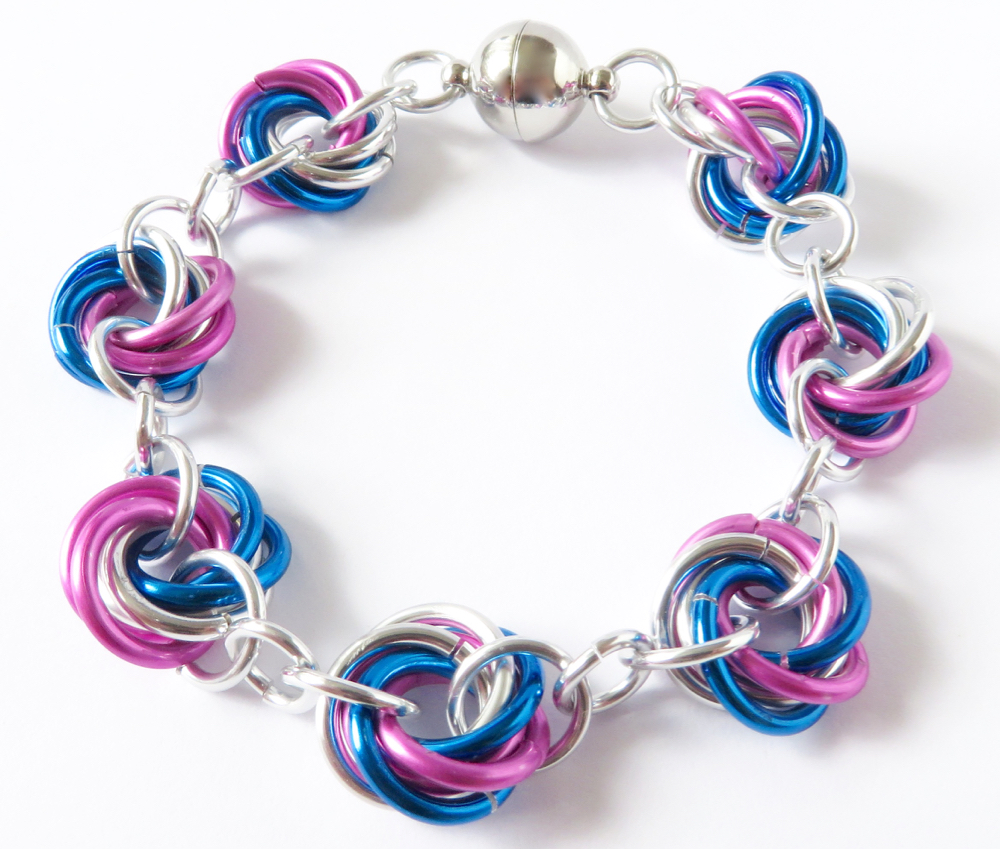 Zamotané uzlíky v náramku