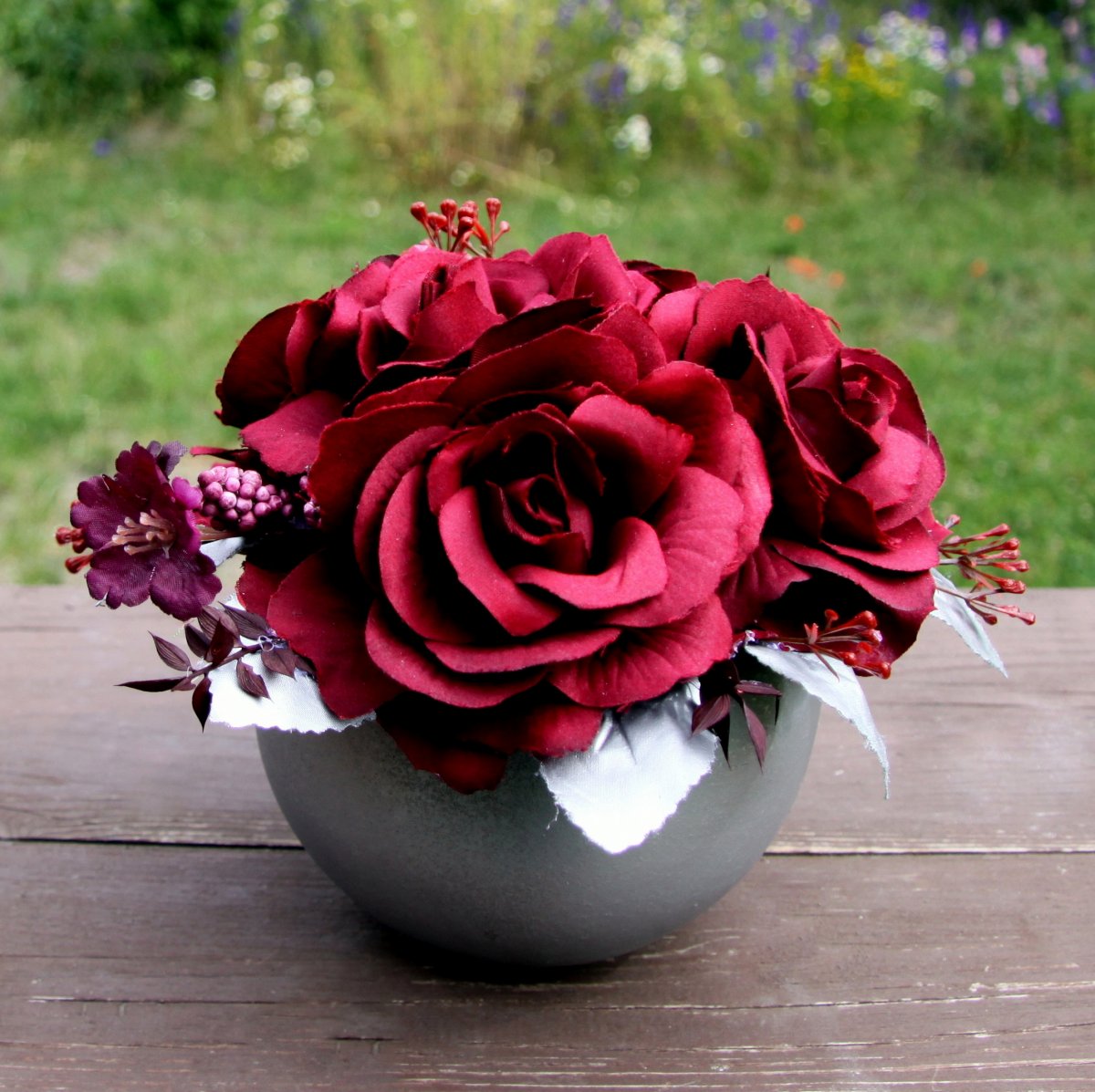 Kytice vínových růží ve starostříbrné keramické kouli na stůl
