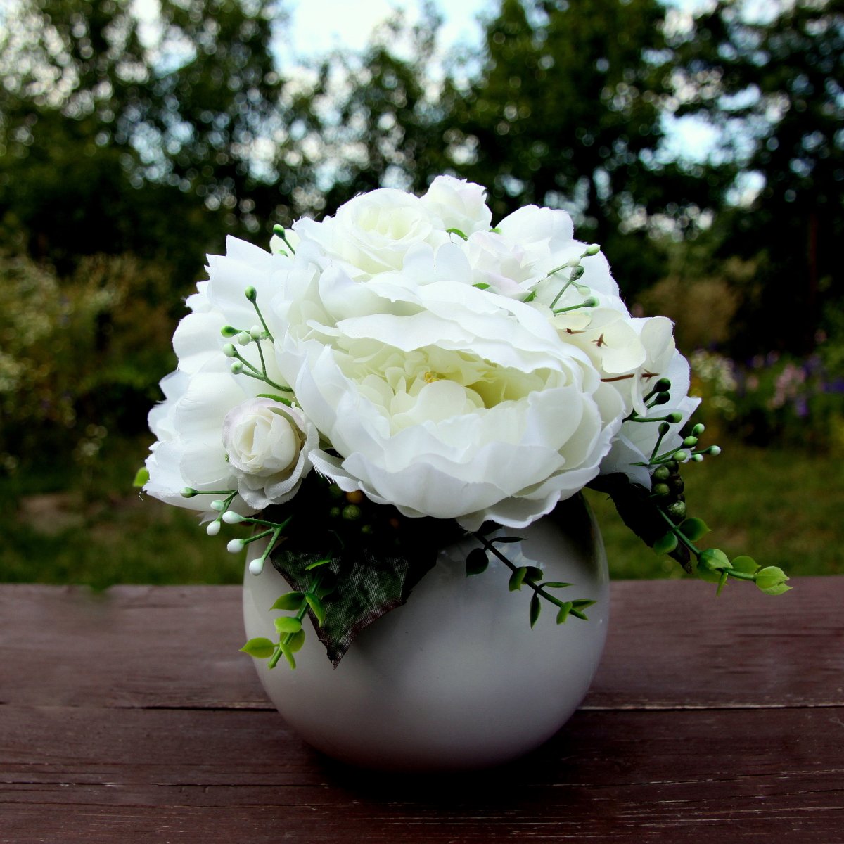 Bílé pivoňky v bílé lesklé keramické kouli_dekorace na stůl