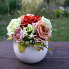 Podzimní kytička růží a pivoněk v bílé keramické kouli