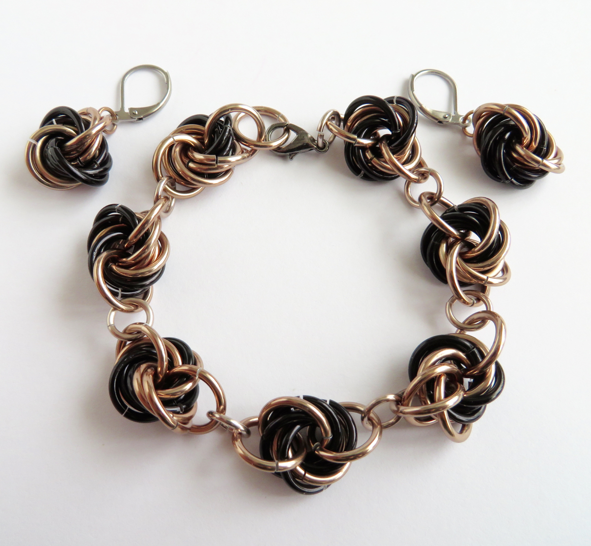 Zamotané uzlíky v rozzářeném náramku 