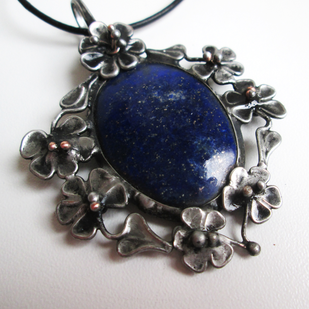 Lapis lazuli s květy