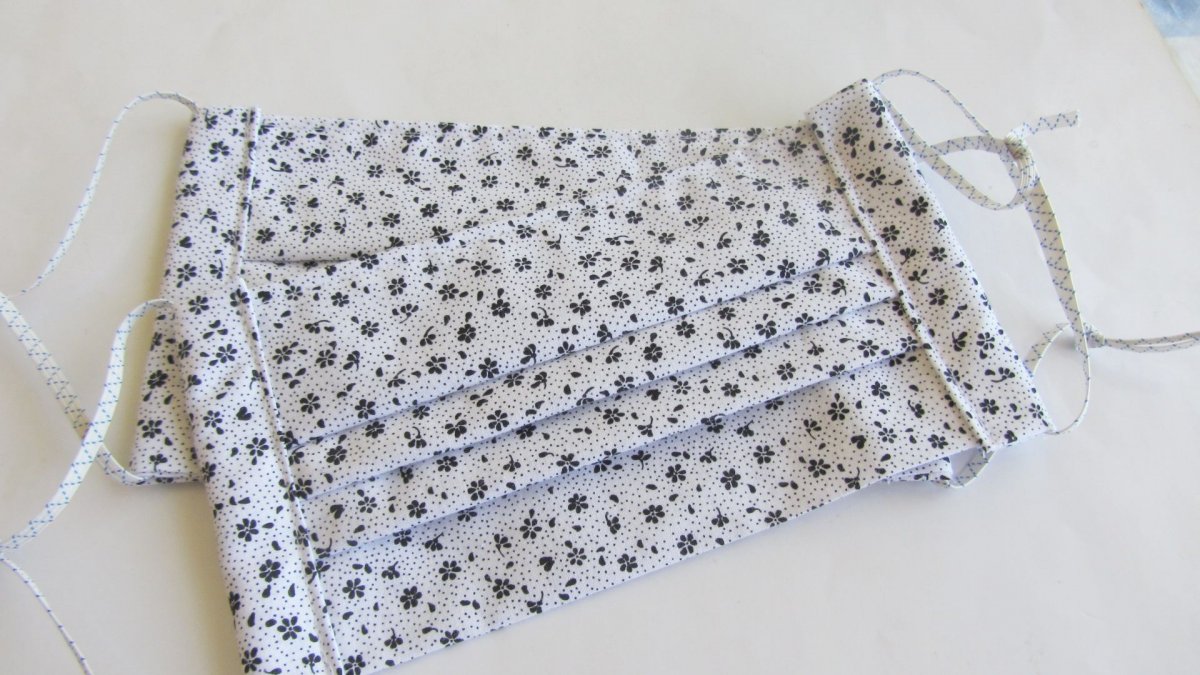 Rouška s černými kytičkami