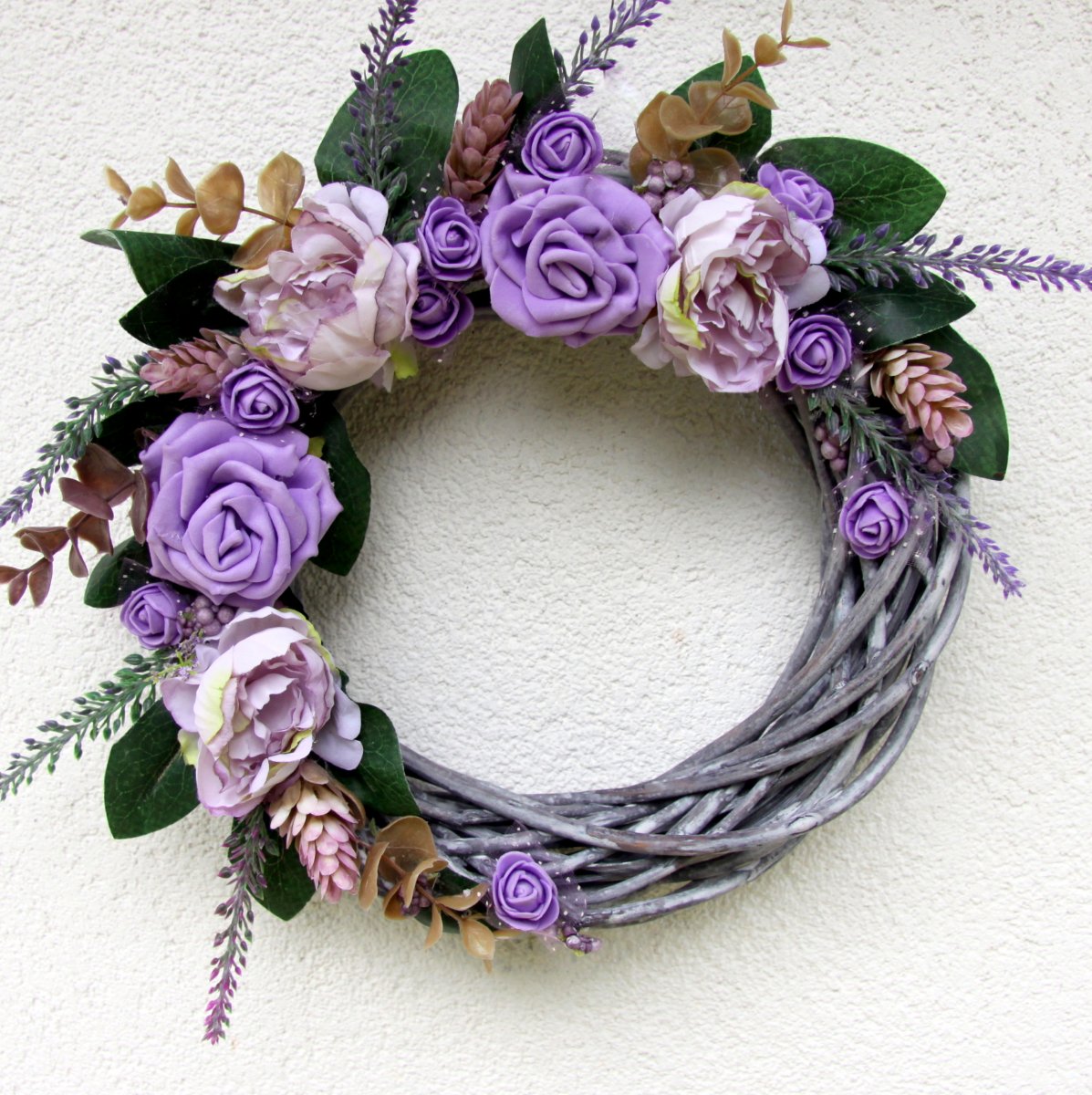 Věnec na dveře v lila odstínech