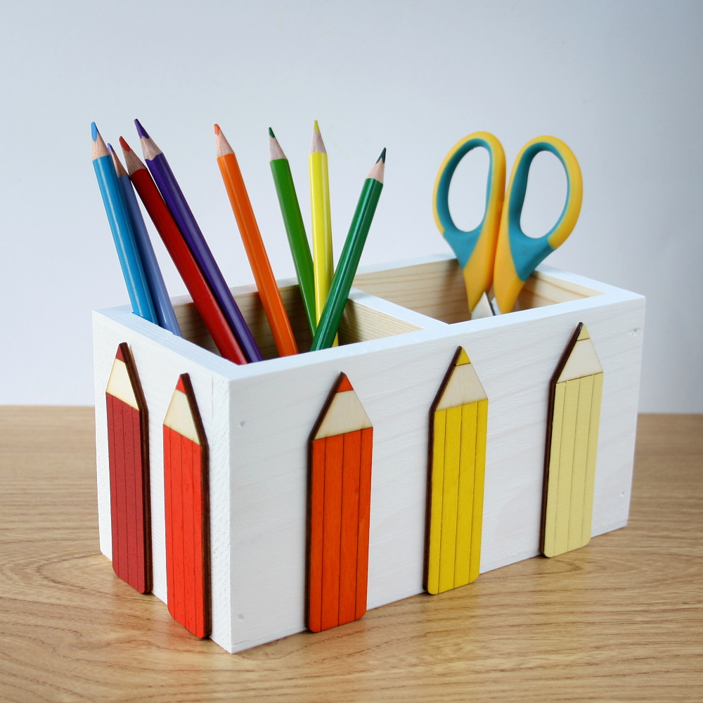 Dvojitý tužkovník s pastelkami