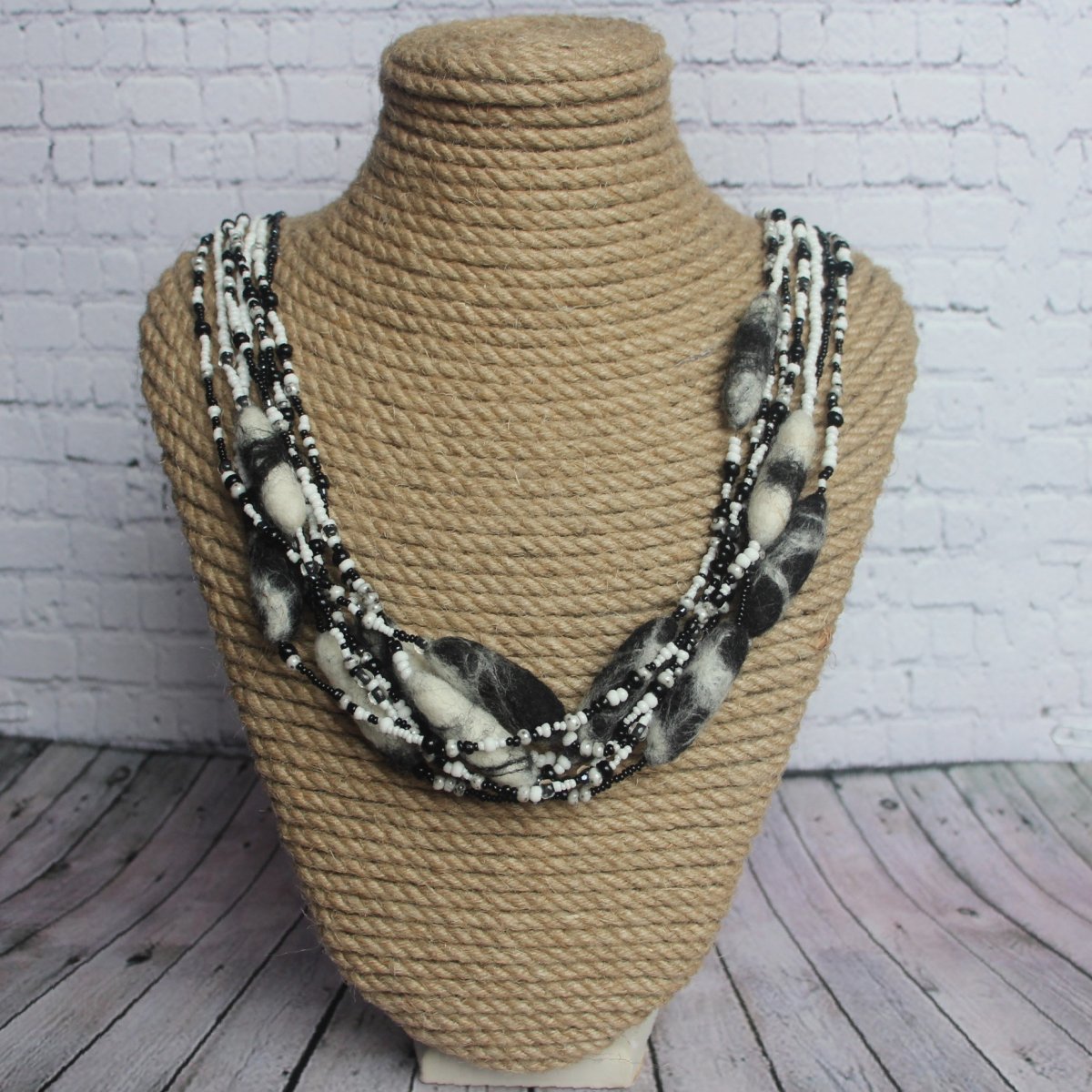 Černobílá klasika - náhrdelník