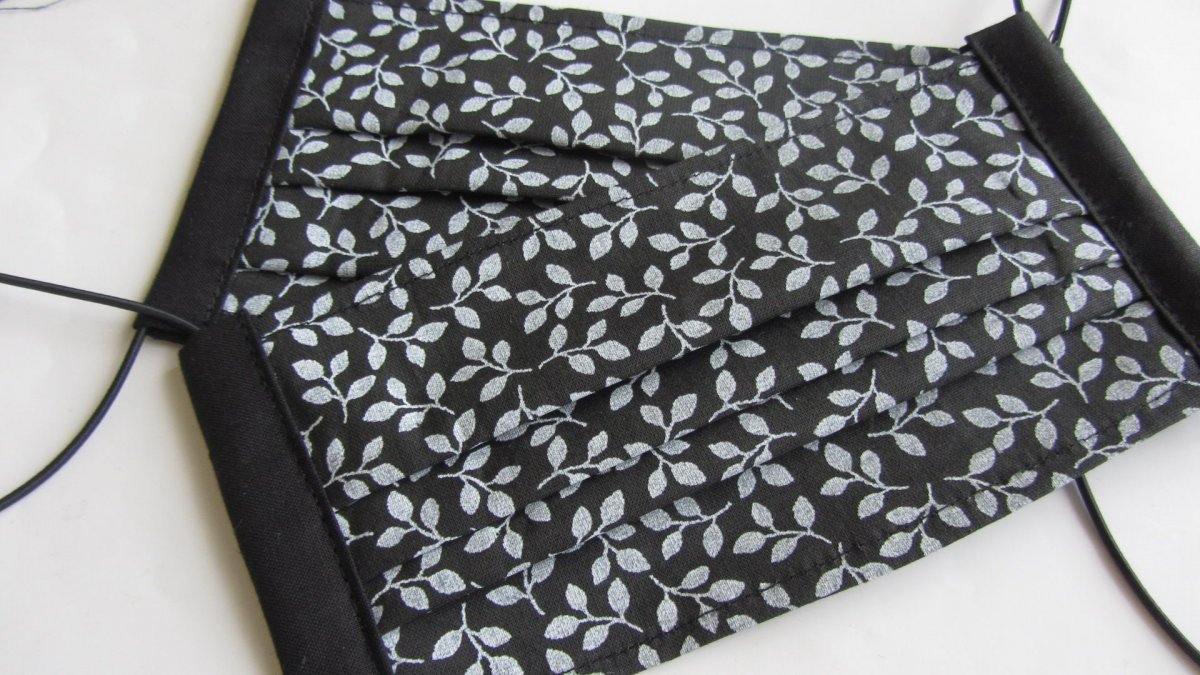 Rouška - Černá s lístečky