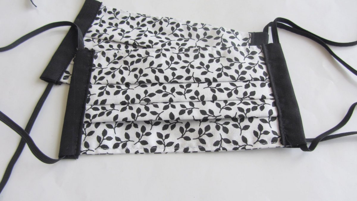 Rouška  s černými lístky