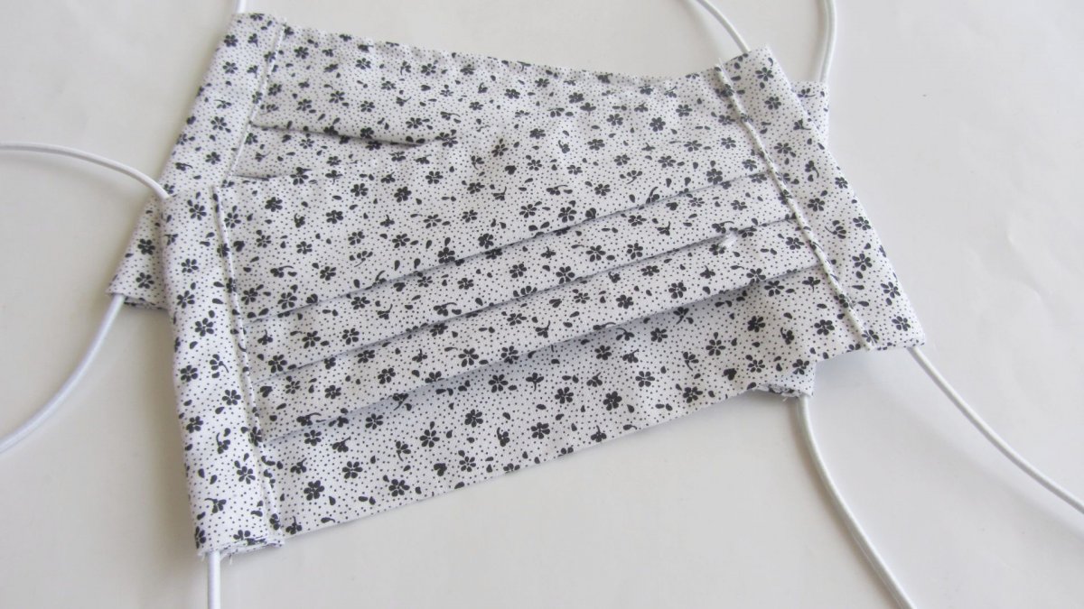 Rouška - Černé kytičky