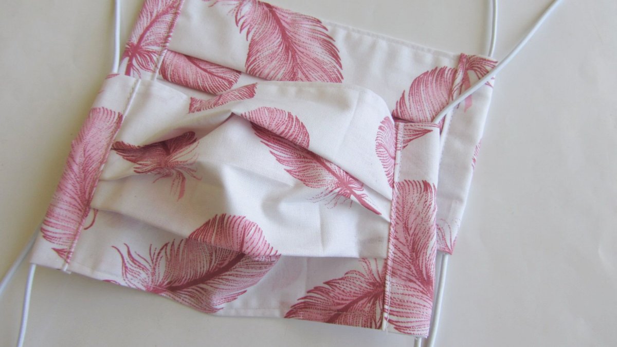 Rouška - Peří pelikána