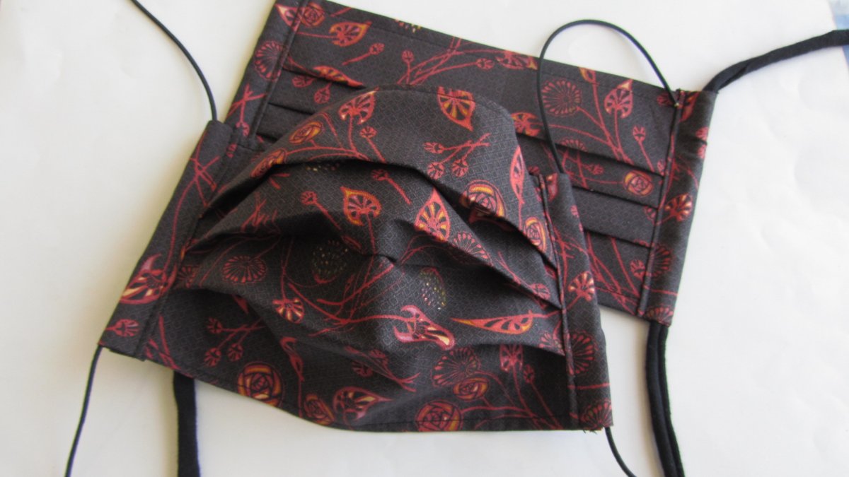 Rouška dámská - Černá s kytičkami