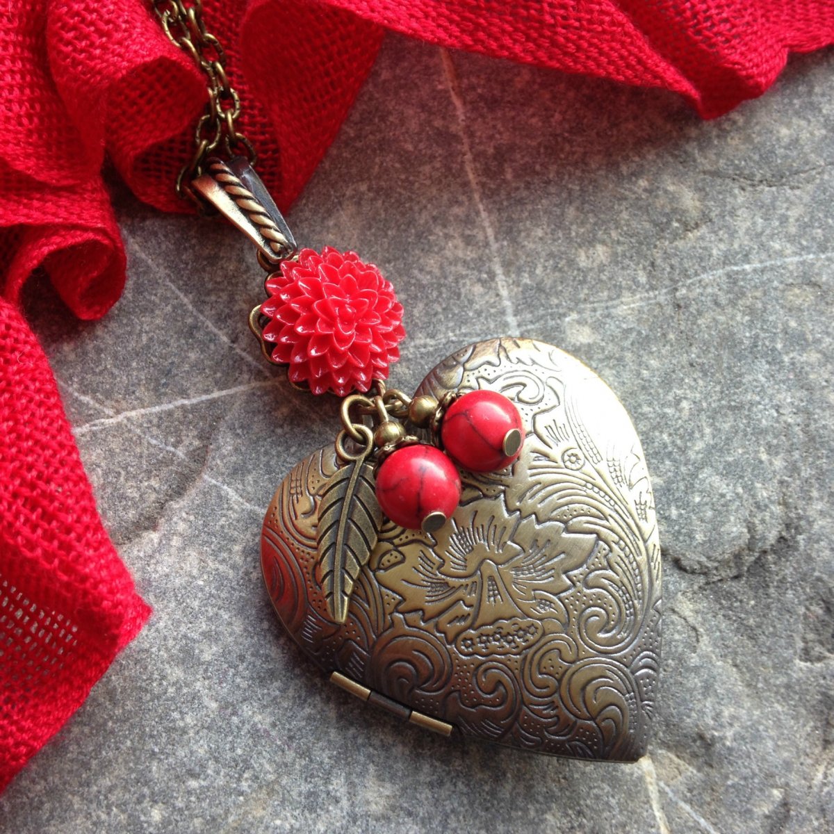 Červený medailonek