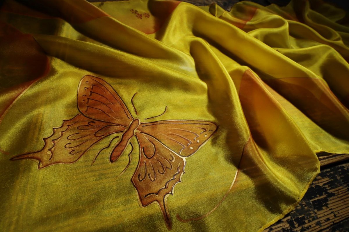 Motýl - žlutá hedvábná šála