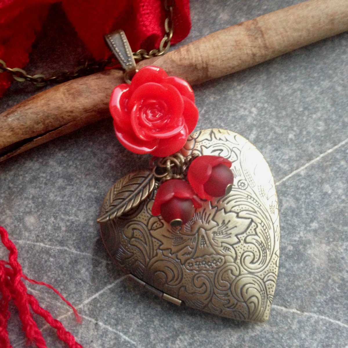 Medailonek s červenou růžičkou