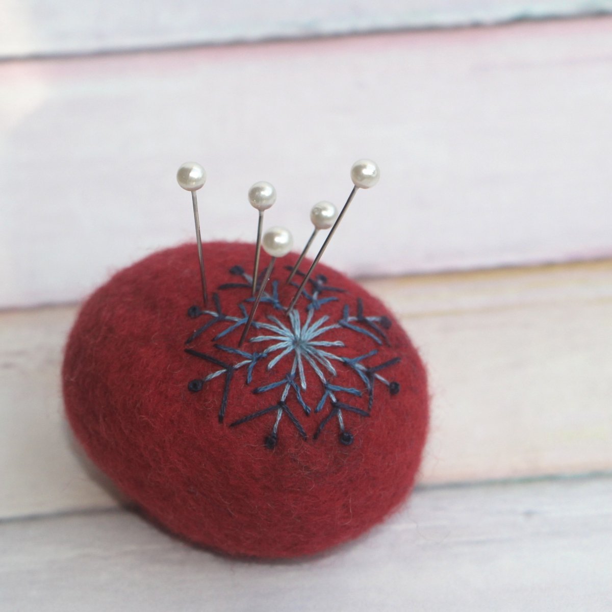 Jehelníček - červený s vločkou ombre