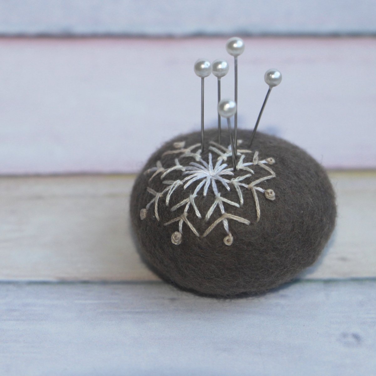 Jehelníček - hnědý s vločkou ombre