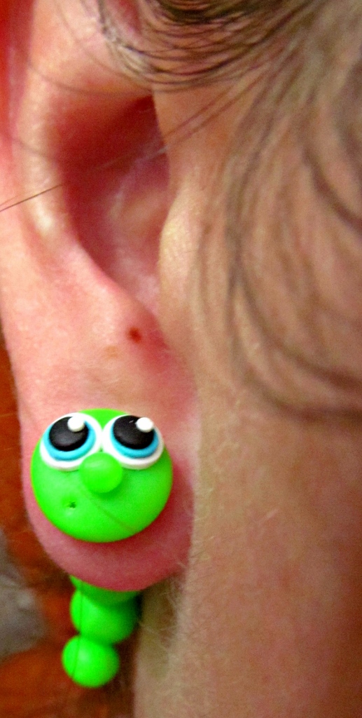 Housenka skrz ucho neonově zelená