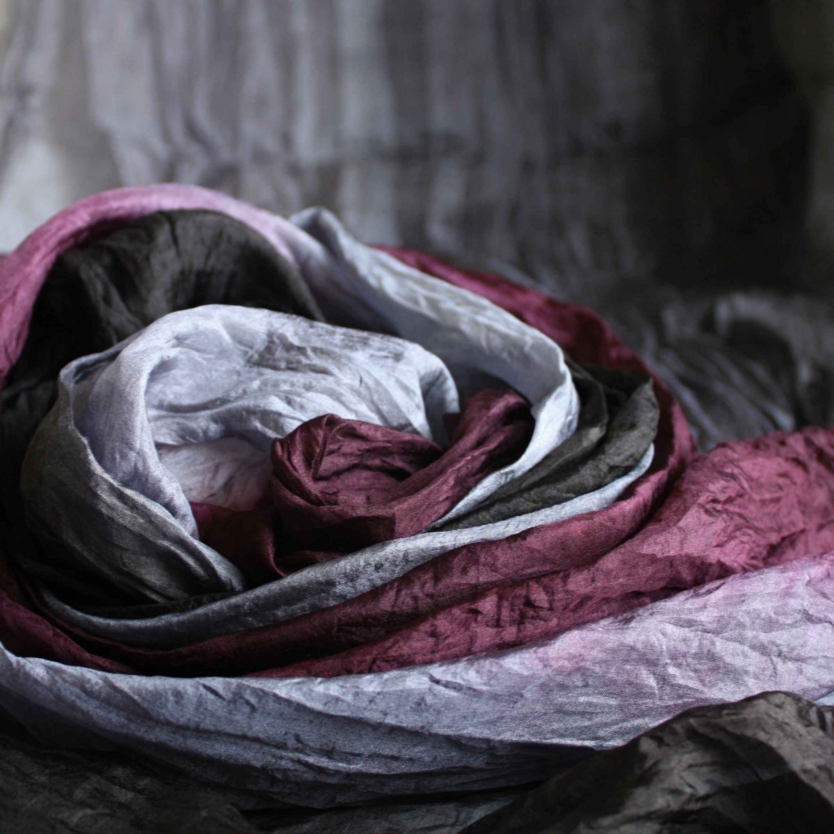 vrapovaná hedvábná šála černo-šedo-vínová