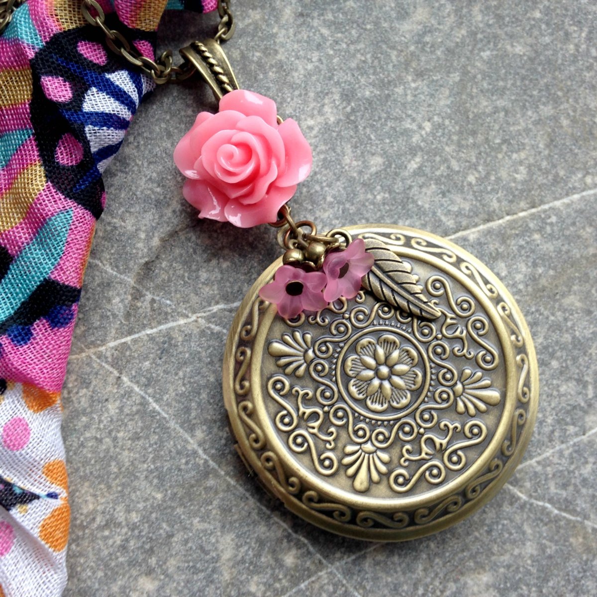Růžový medailonek