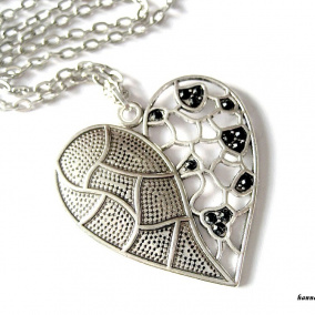 Řetízek - stříbrné srdce - s černými kamínky