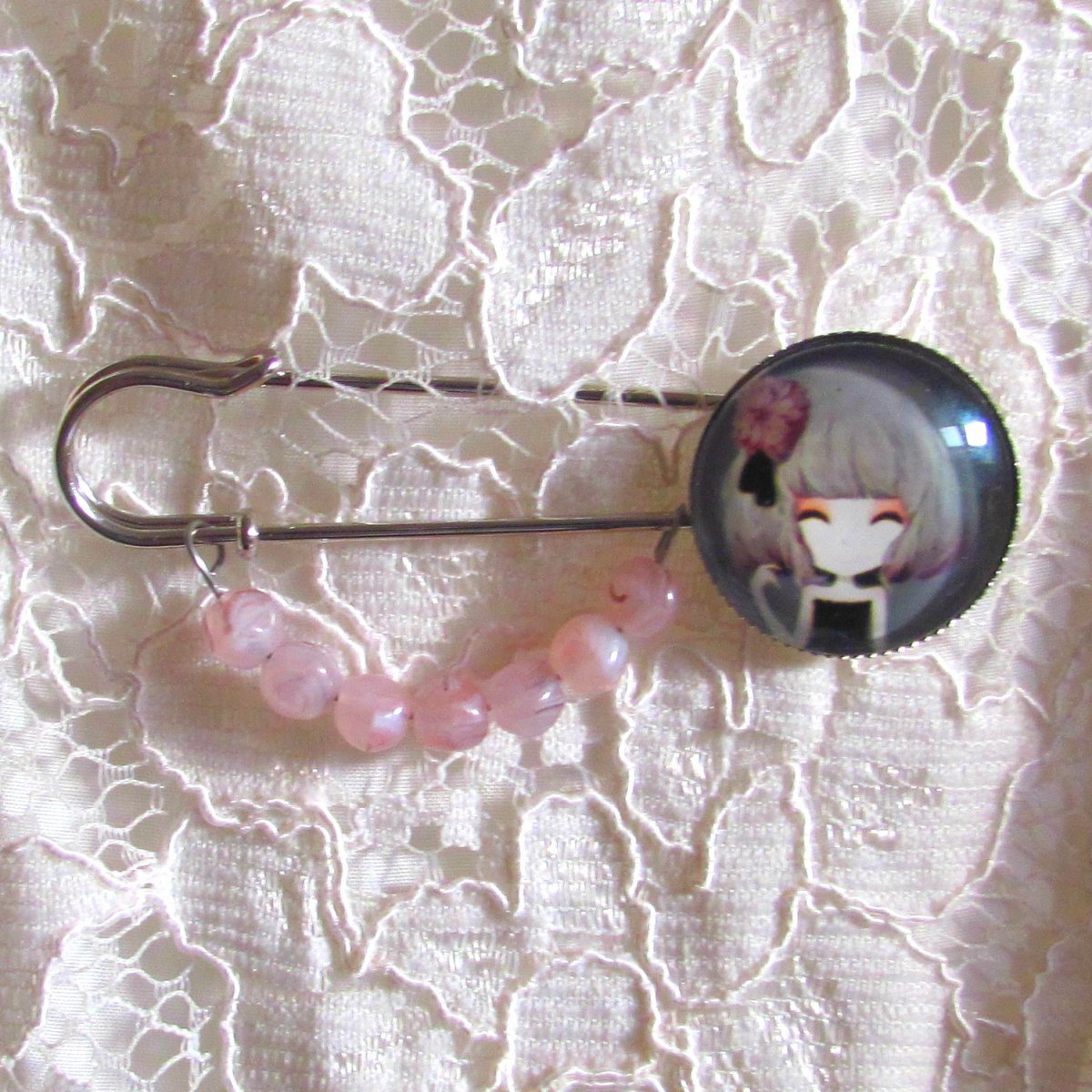 Ozdobný spínací špendlík, dívka v růžovém