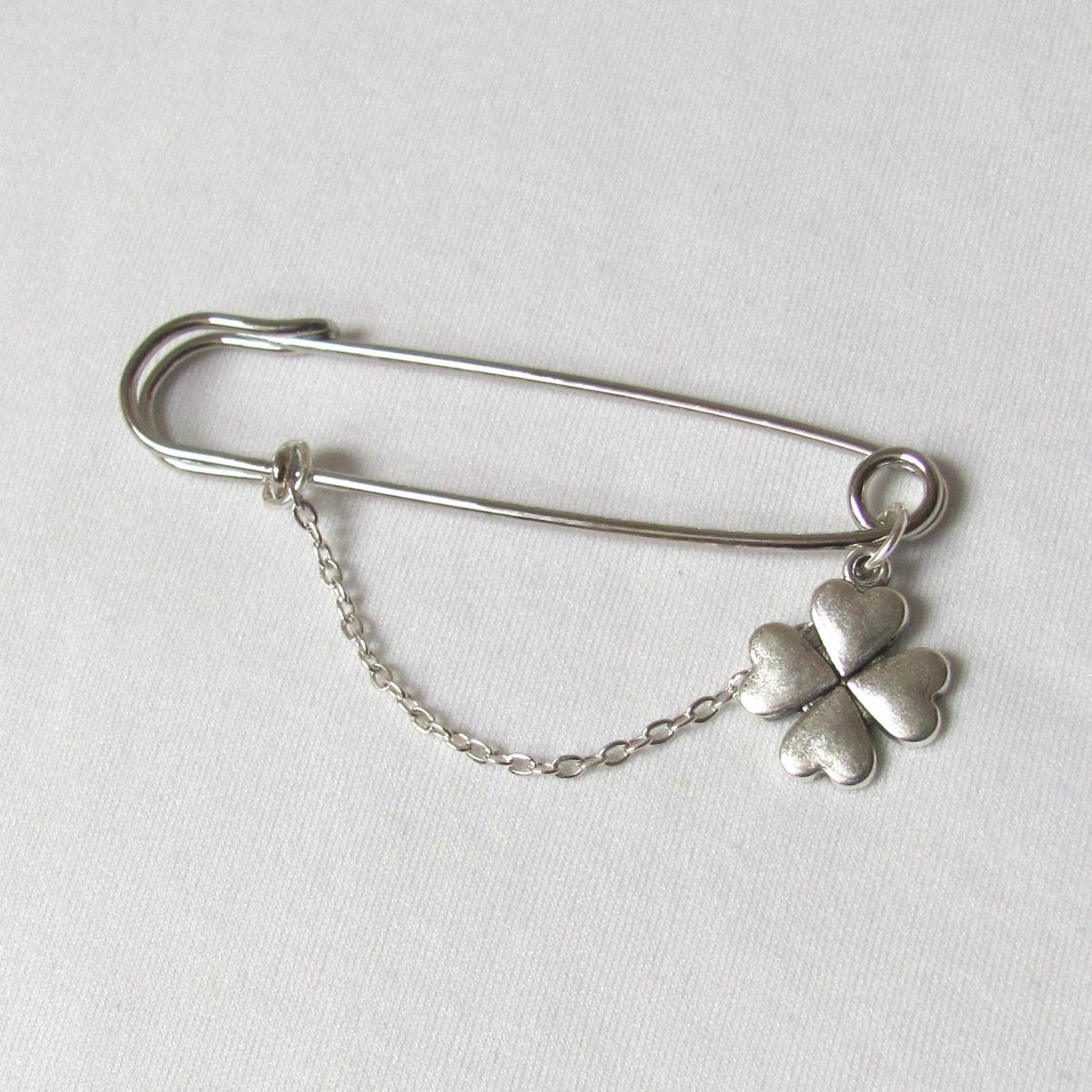 Ozdobný spínací špendlík, čtyřlístek