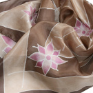 Malovaný hedvábný šátek: Květy v hnědé
