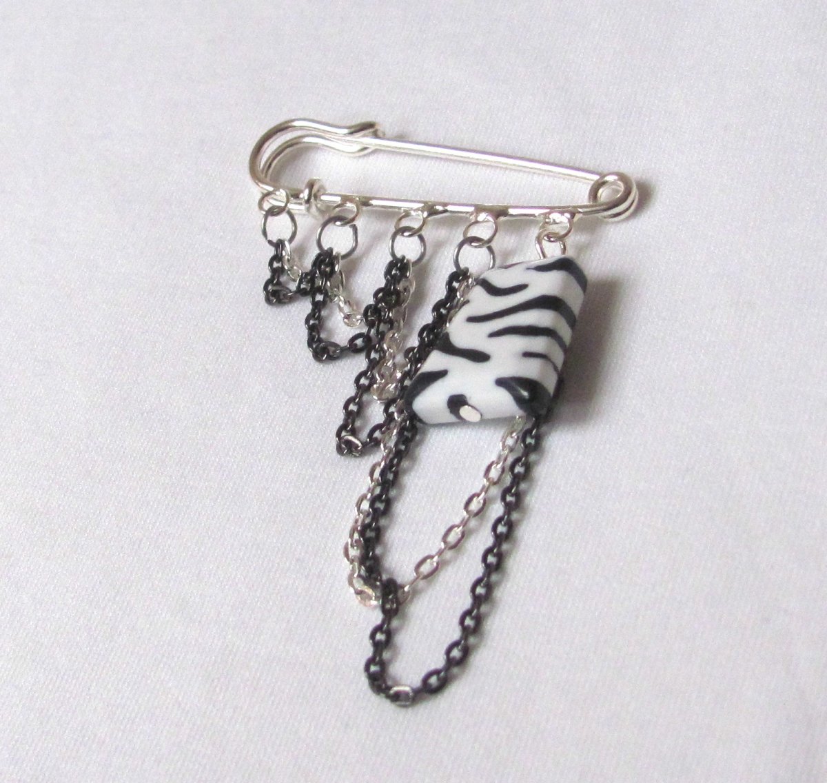 Ozdobný spínací špendlík, zebří