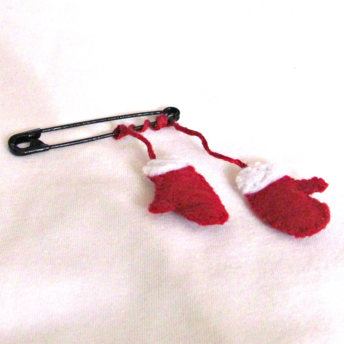 Ozdobný spínací špendlík, rukavice