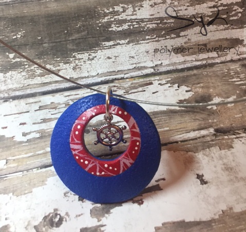 Jemný náhrdelník v námořnickém duchu