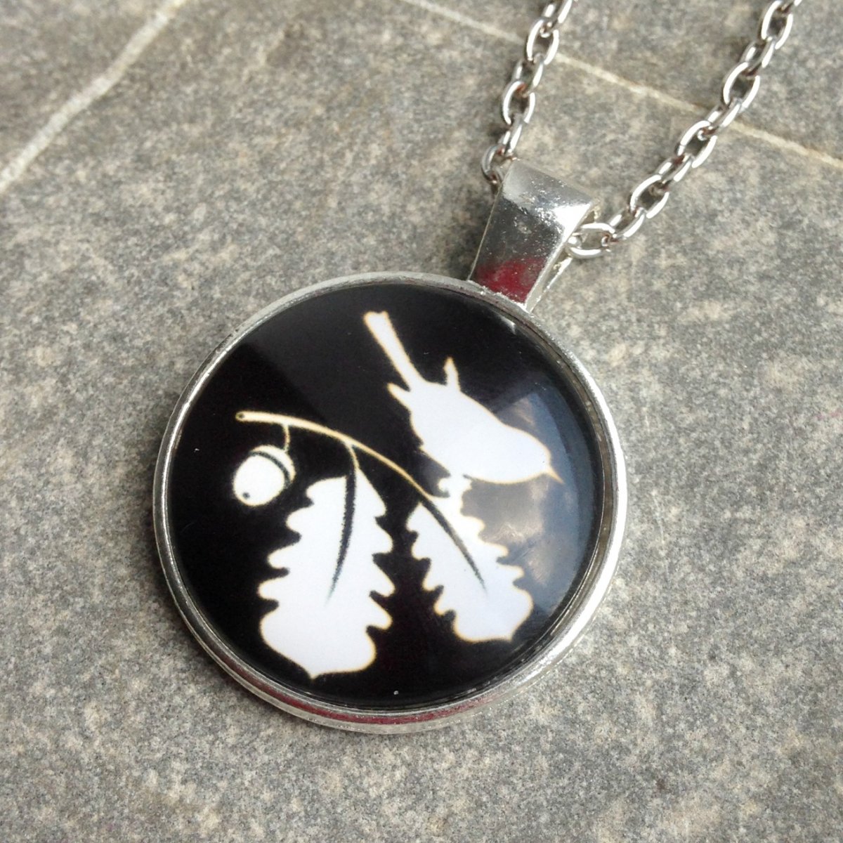 Stříbrný přívěsek s motivem 3