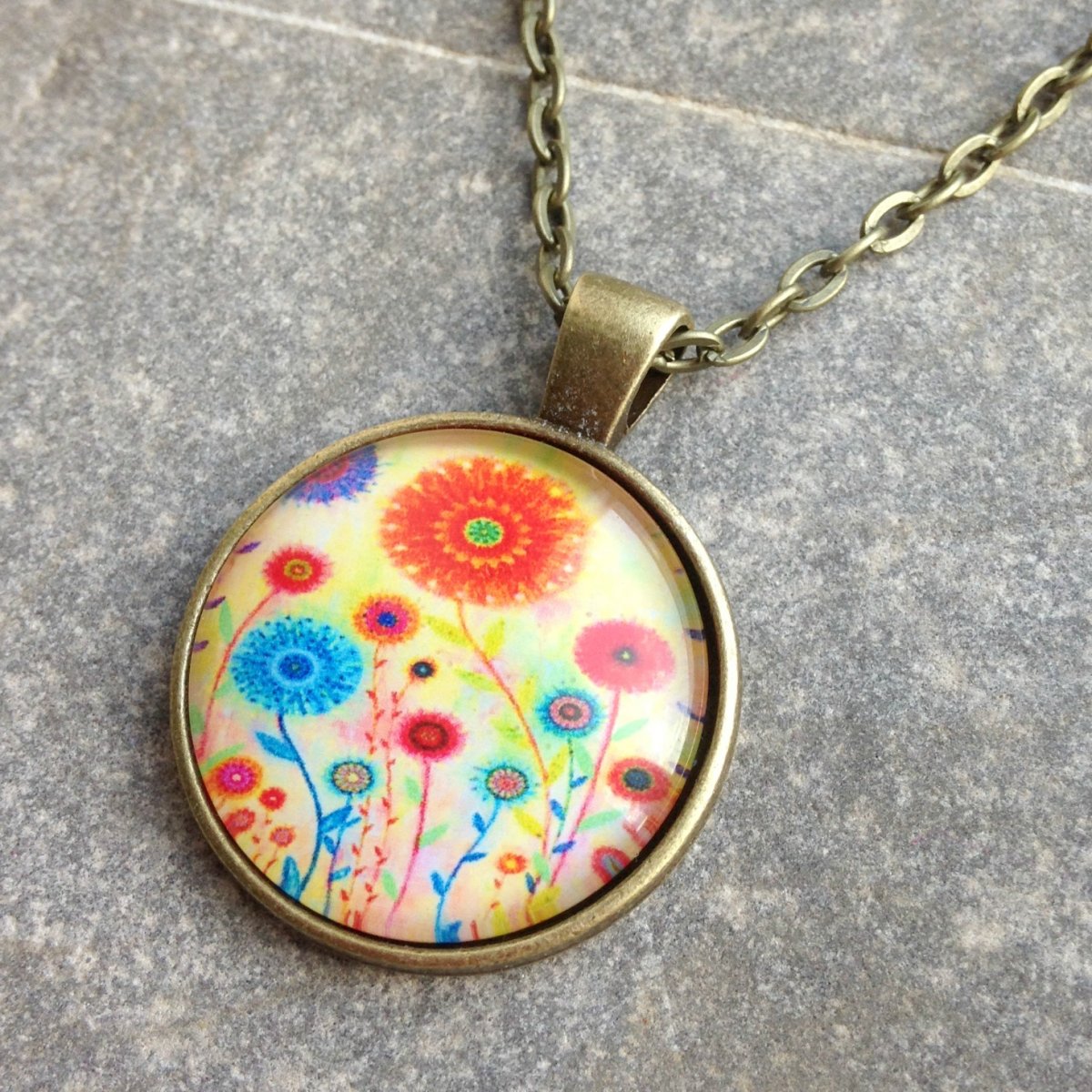 Mosazný přívěsek s motivem 9