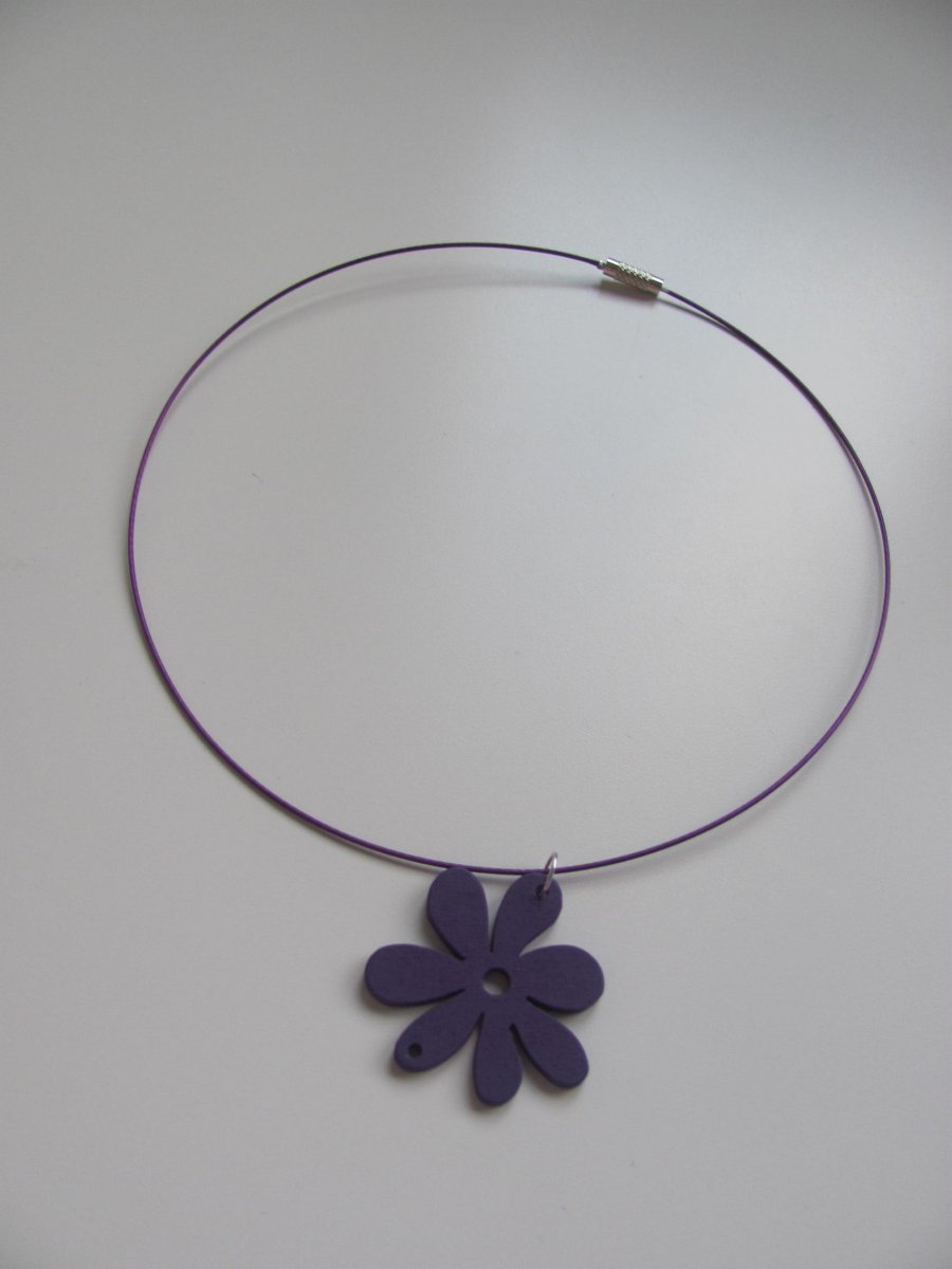 Fialový kruh - dřevěný kvítek fialový