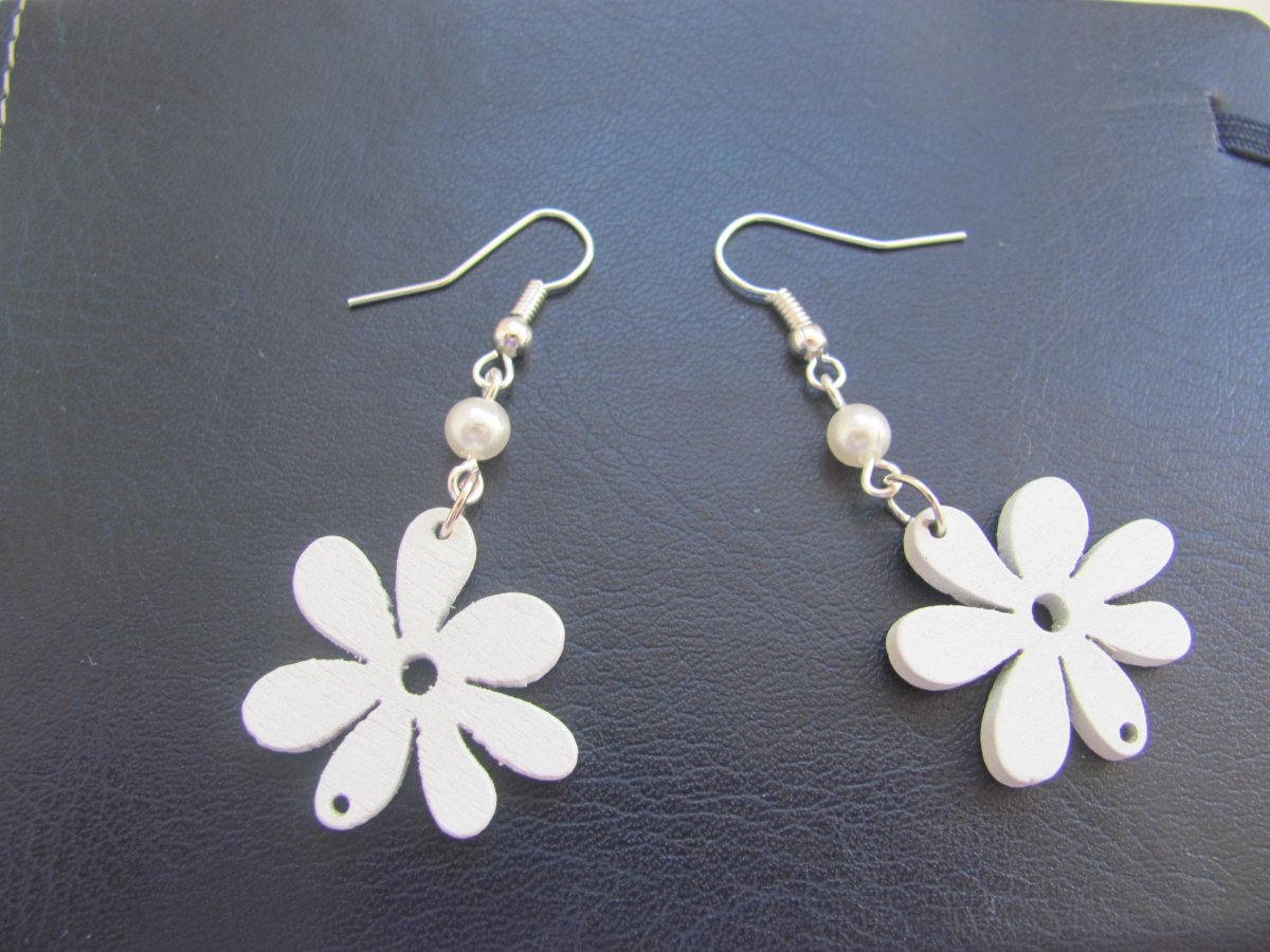 Náušnice dřevěné kvítky bílé