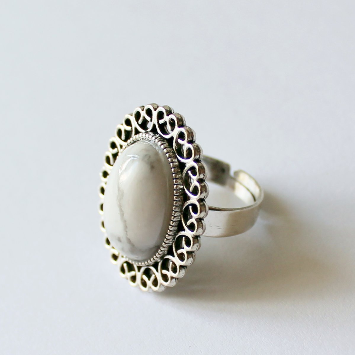 Vintage prsten s howlitem