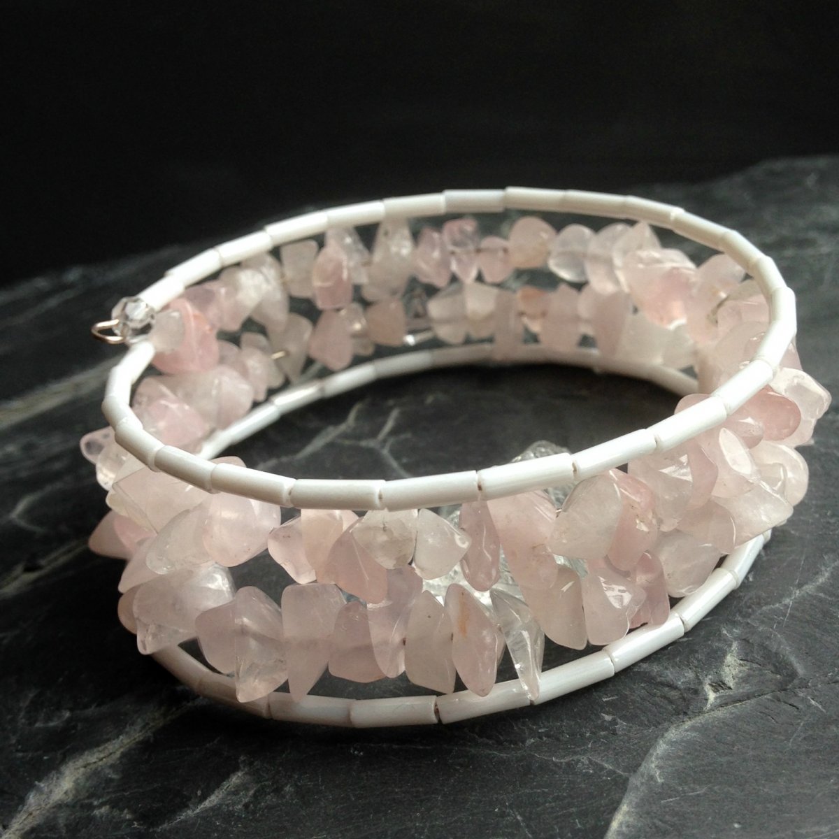 Růženín s bílou žilkou