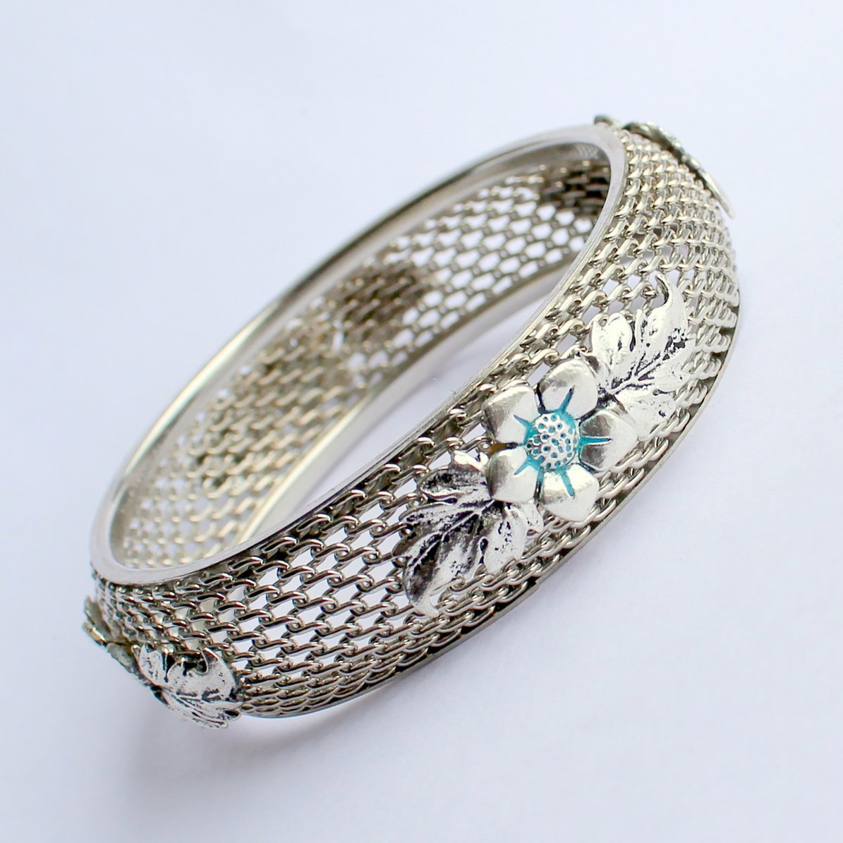 Elegantní kvetoucí náramek