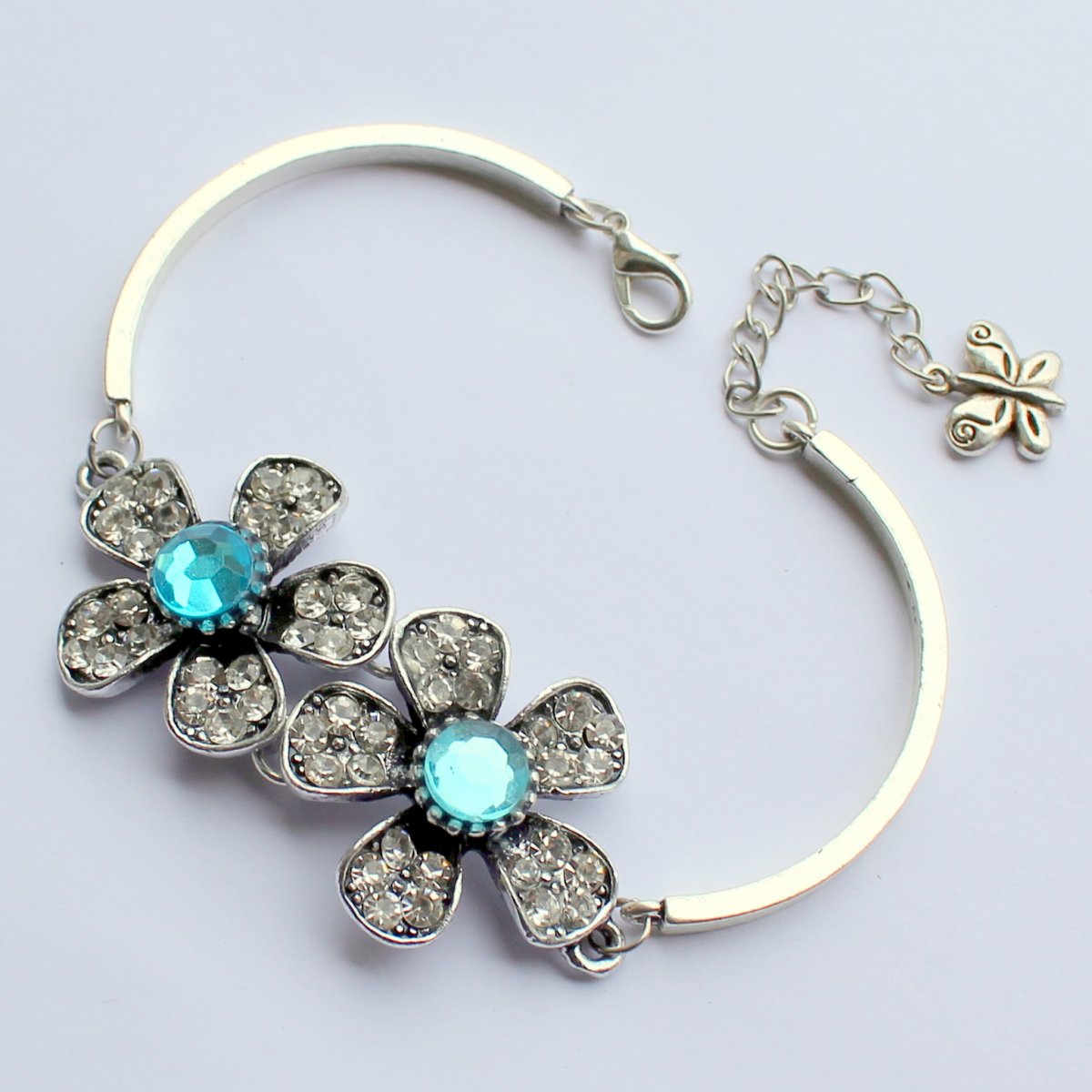 Elegantní náramek s květinami